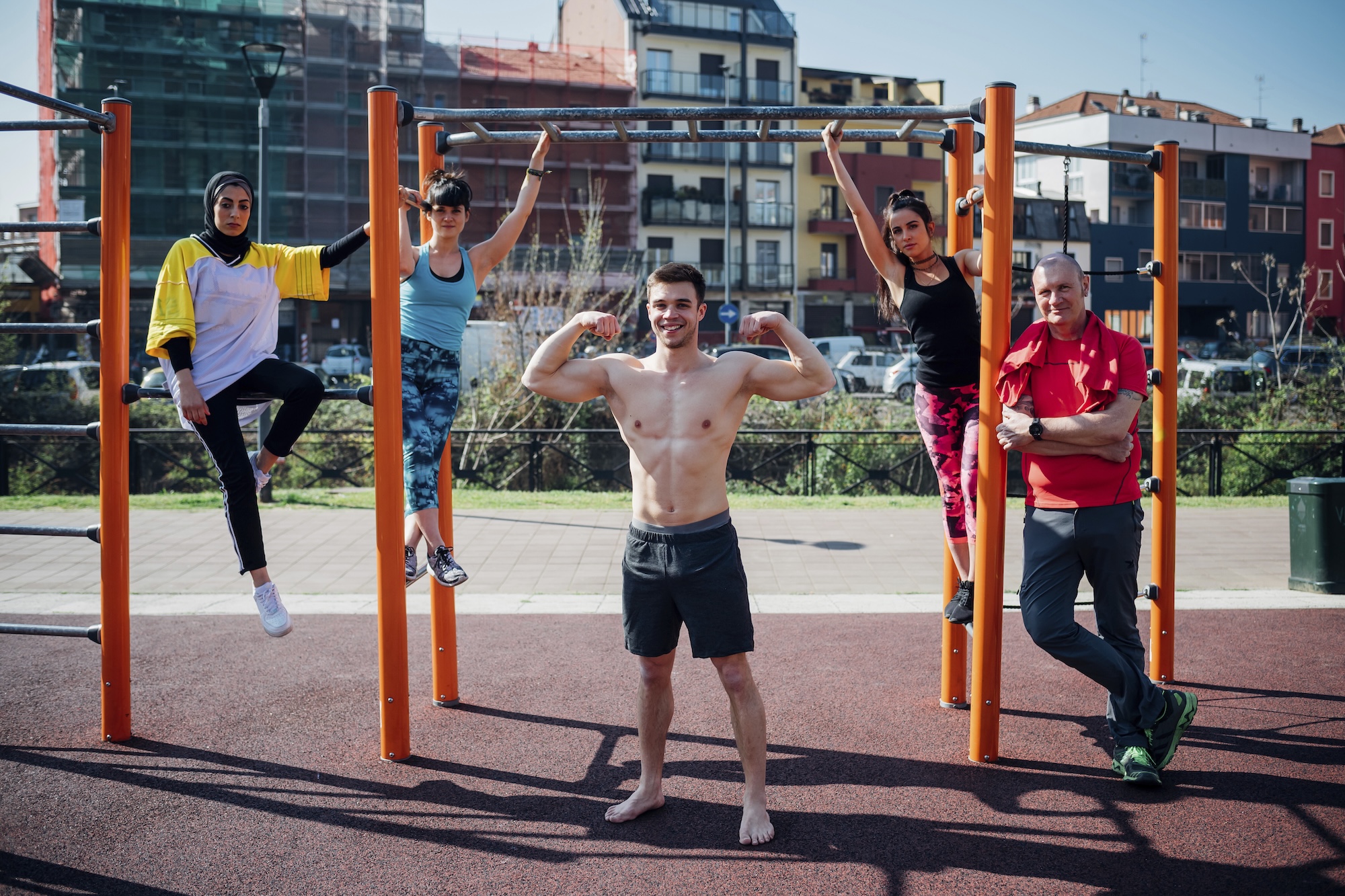 calisthenics-class-at-outdoor-gym-men-and-women-p-2025-04-04-11-21-32-utc Calisthenics class outdoors